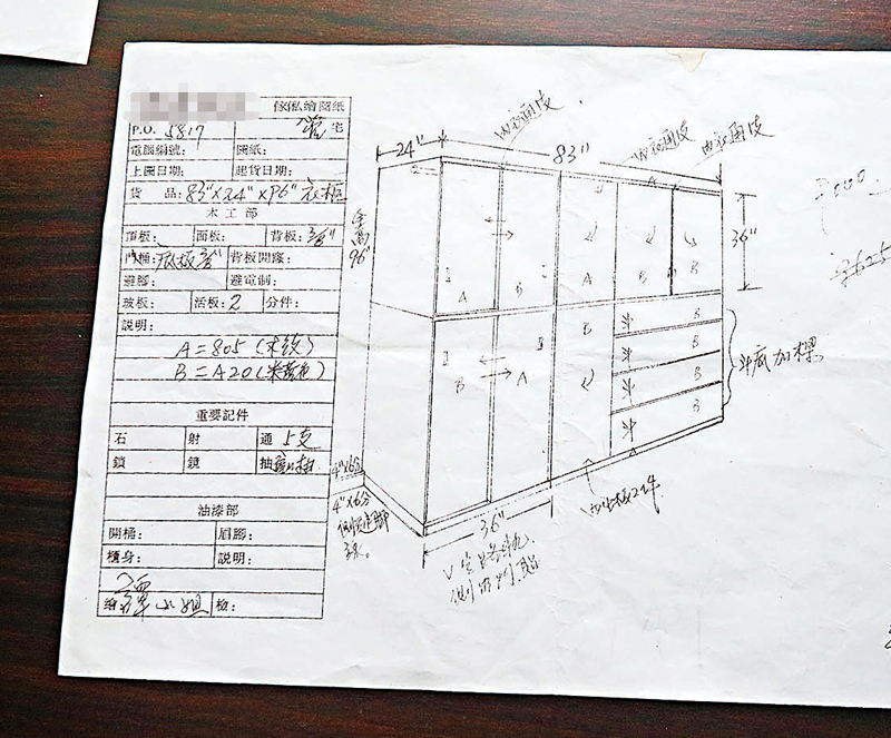 ◆張小姐一家以消費券再補貼現金訂購多件傢俬，卻發現傢俬疑為「二手貨」。 香港文匯報記者  攝