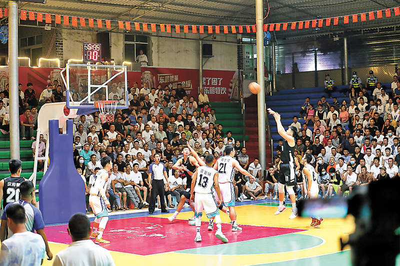 ◆鄉村籃球賽「村BA」在市場化運營及直播加持之下越來越活力四射。圖為在貴州安順市大屯村2022年夏季籃球錦標賽現場。 香港文匯報記者周亞明  攝