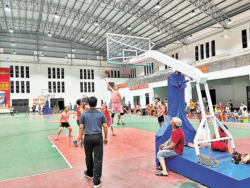 ◆廣西當地群眾對籃球賽事興趣濃厚。香港文匯報記者曾萍  攝