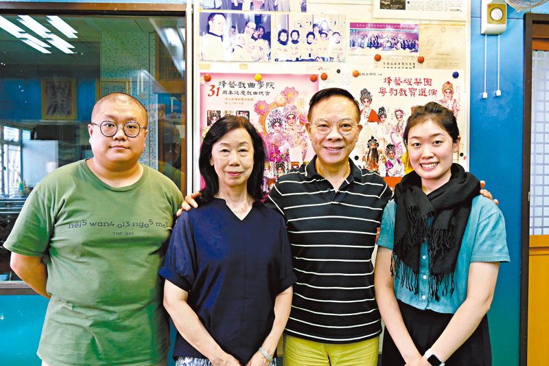 ◆訪問當天，陳劍烽、岑翠紅及郭啟煇、陳禧瑜在研究演出劇本。