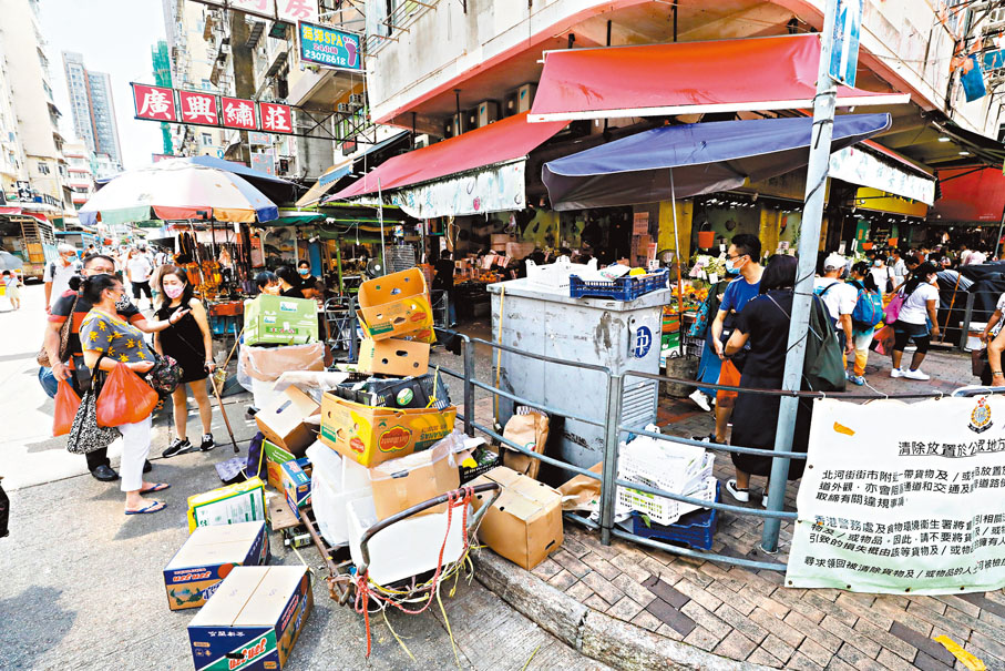 貨品擺出街道　香港文匯報記者 攝