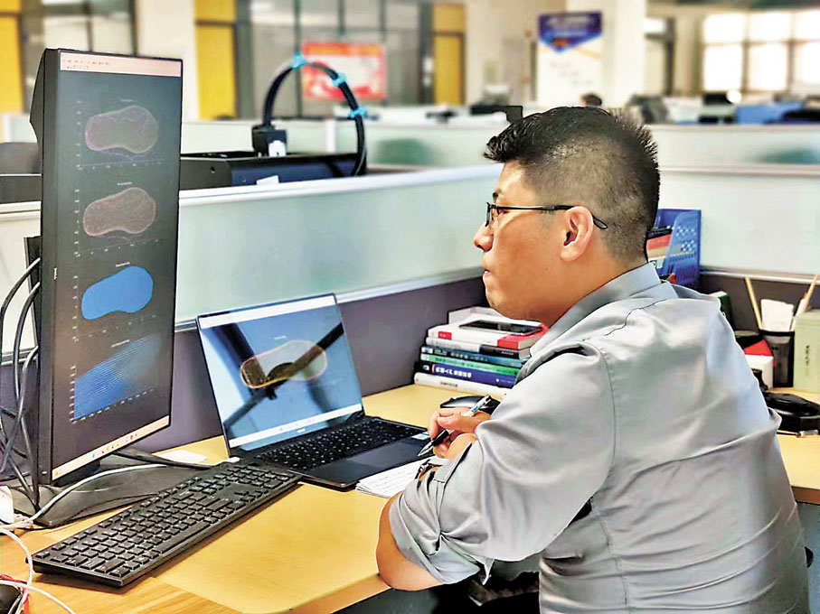 ◆趙龍海成功研究將機械人技術應用到製鞋搽膠作業中。 受訪者供圖