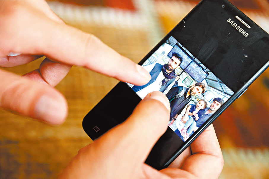 ◆穆罕默迪展示離開阿富汗時拍下的照片。路透社