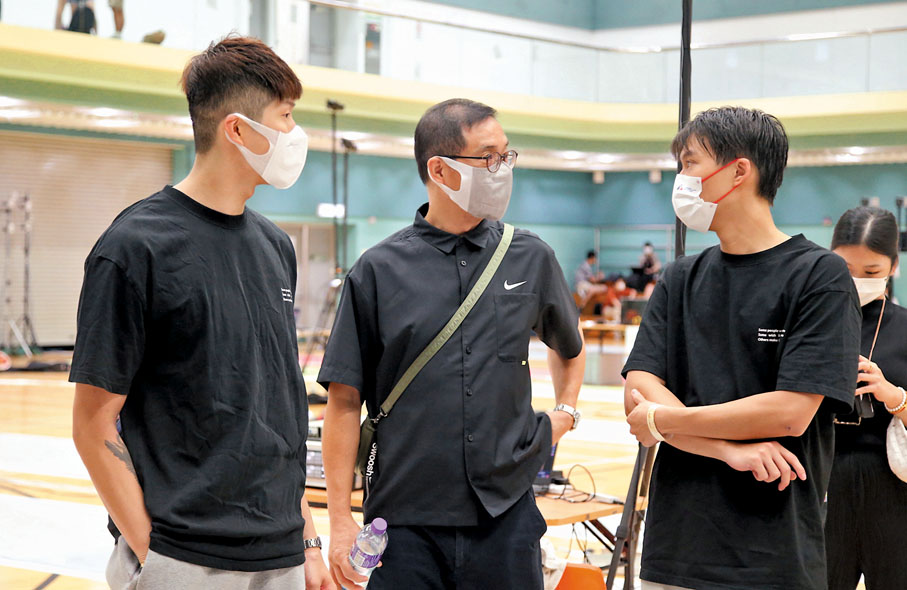 ◆張家朗父親(中)亦有到場打氣。香港文匯報記者黎永淦 攝