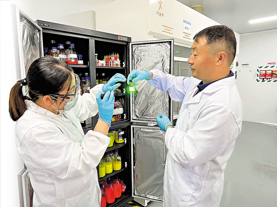 ◆錢磊（右）與研發人員在實驗室進行量子點材料研發。