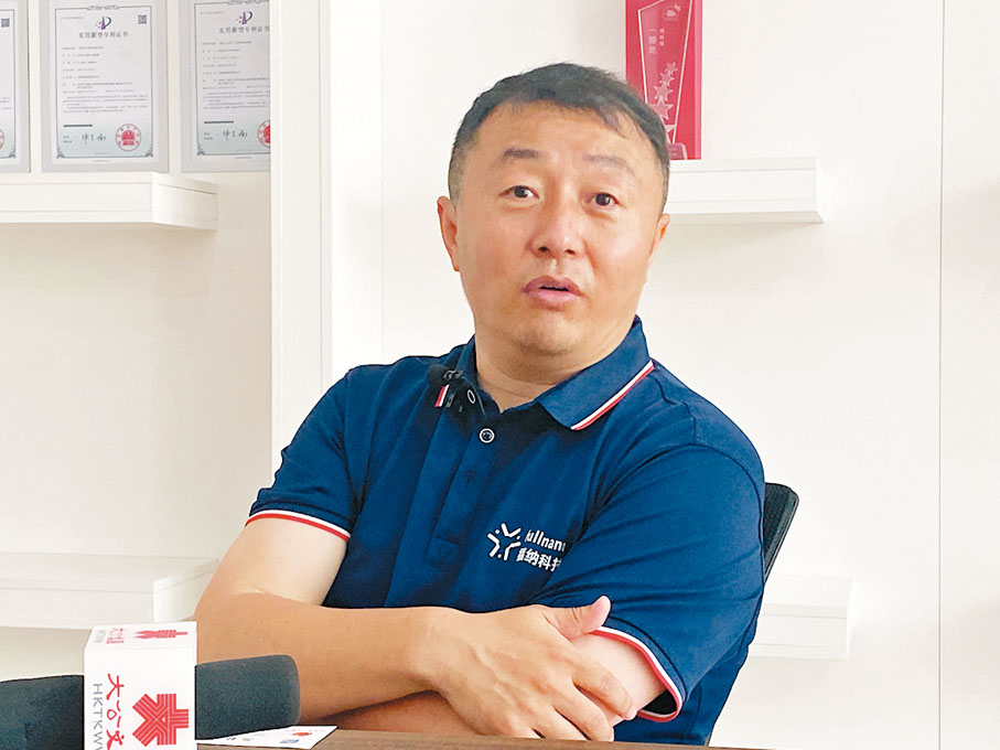 ◆錢磊向記者介紹量子點材料的應用前景。
