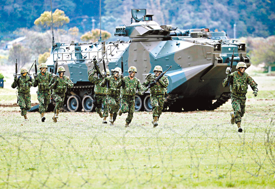 ◆日本右翼勢力不斷推進自身軍事鬆綁,試圖擺脫和平憲法的束縛。 資料圖片