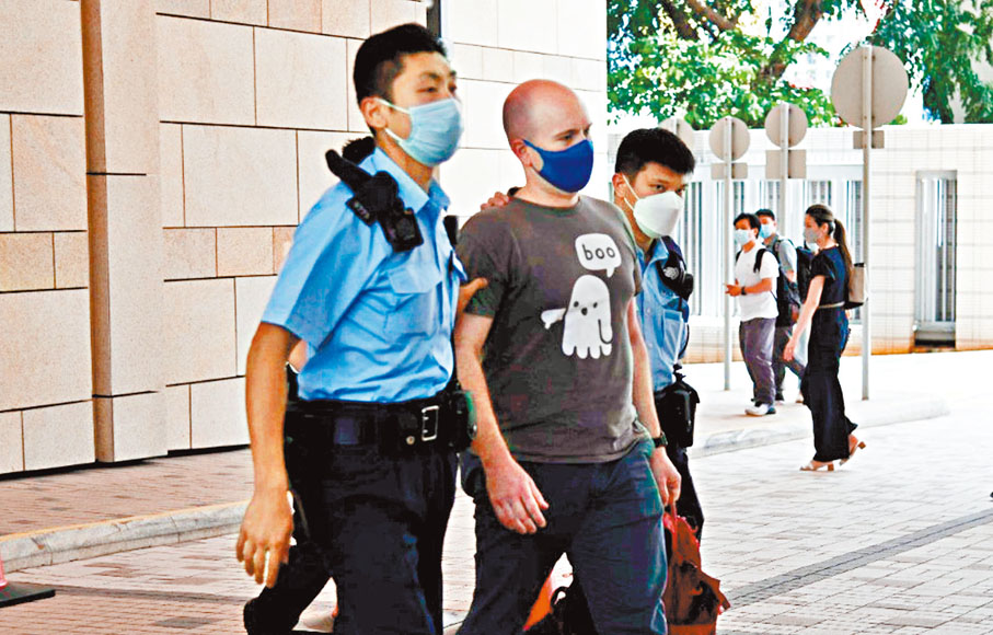 ◆外籍男子涉嫌攜刀進入西九龍裁判法院被捕。