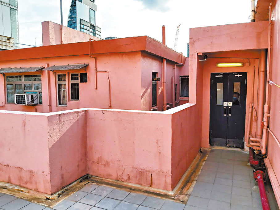 ◆涉事大廈天台之間有不少距離數呎闊的天井位。香港文匯報記者 攝