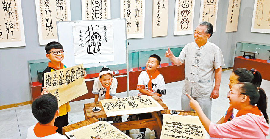 ◆每個「鳥蟲篆」都有其豐富的文化內涵，讓孩子們能深切感受到非物質文化遺產的獨特魅力。