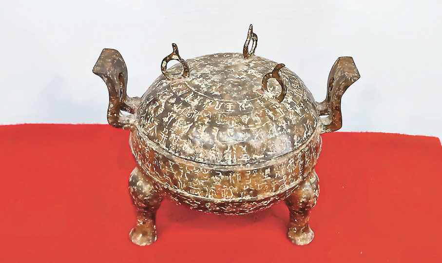 ◆鳥蟲篆藝術館展出的中山王鼎，鼎身銘文有469個鳥蟲篆字。