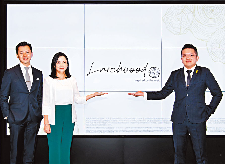 ◆宏安地產程德韻(左二)指，Larchwood爭取短期內上載售樓書。