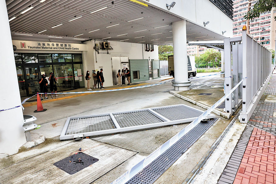 ◆油麻地母嬰健康院塌鐵閘意外範圍昨日繼續圍封。香港文匯報記者 攝