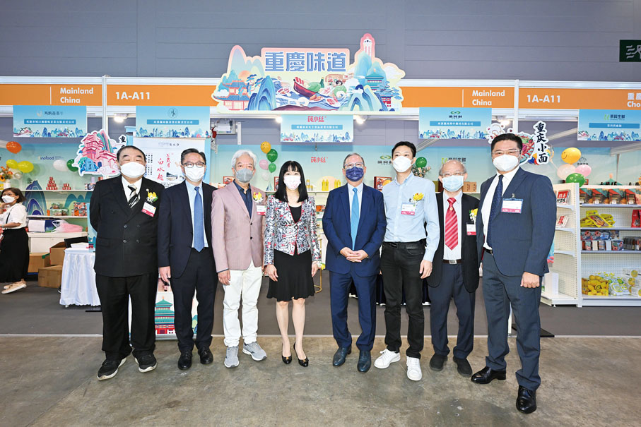 ◆香港貿發局主席林建岳（右四）等嘉賓蒞臨「重慶味道」展區指導。