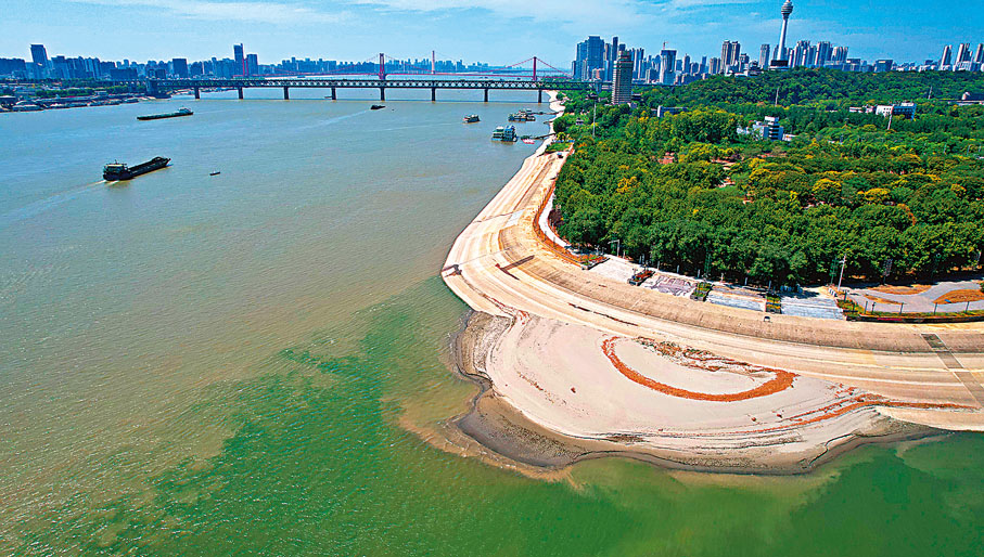 ◆8月15日，在湖北武漢，長江與漢江交匯處的漢陽南岸嘴露出大片沙灘。 中新社