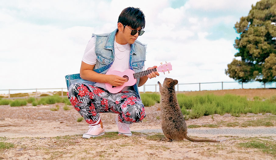 ◆周杰倫與小動物互動。