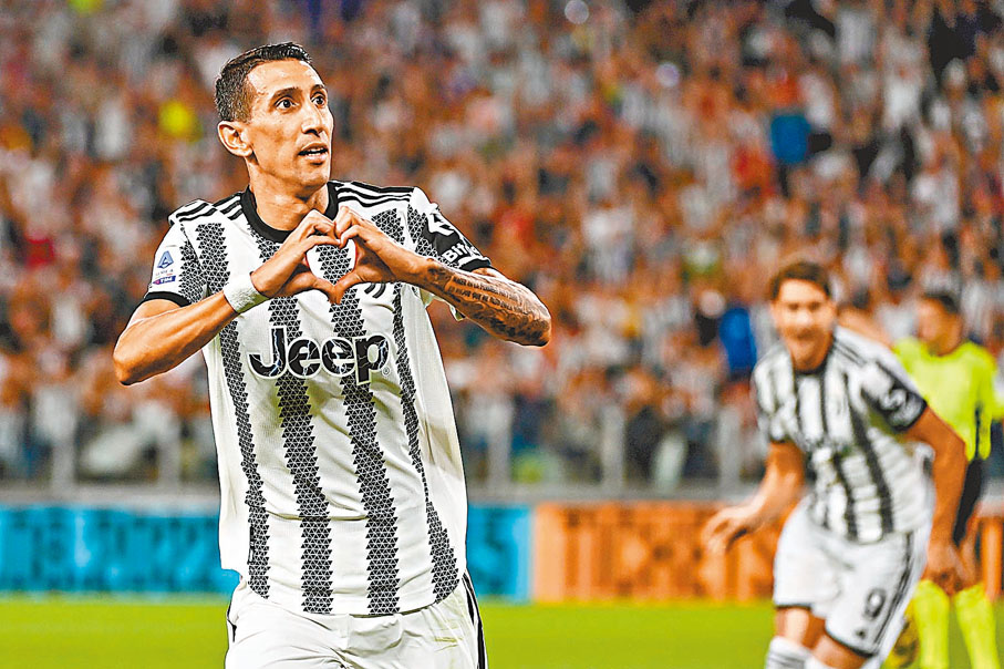 ◆ 迪馬利亞做出招牌的心心慶祝手勢。美聯社