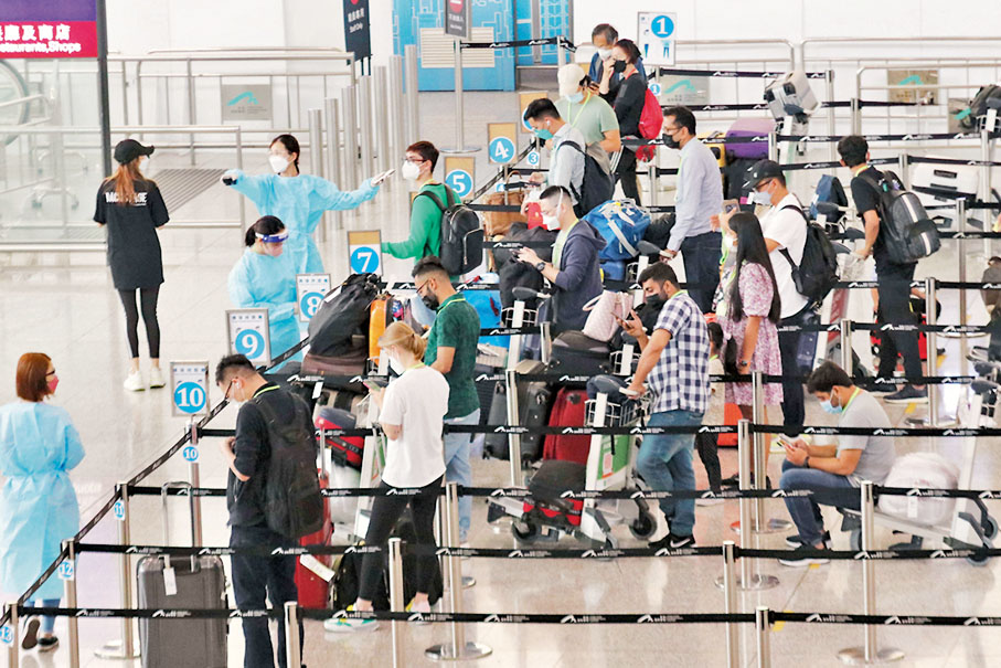 ◆入境處表示今年1月至今共接獲17名港人家屬求助，懷疑家人在東南亞失聯，當中12人已安全離開當地，另有5人下落不明。圖為旅客在機場等候出境。 資料圖片