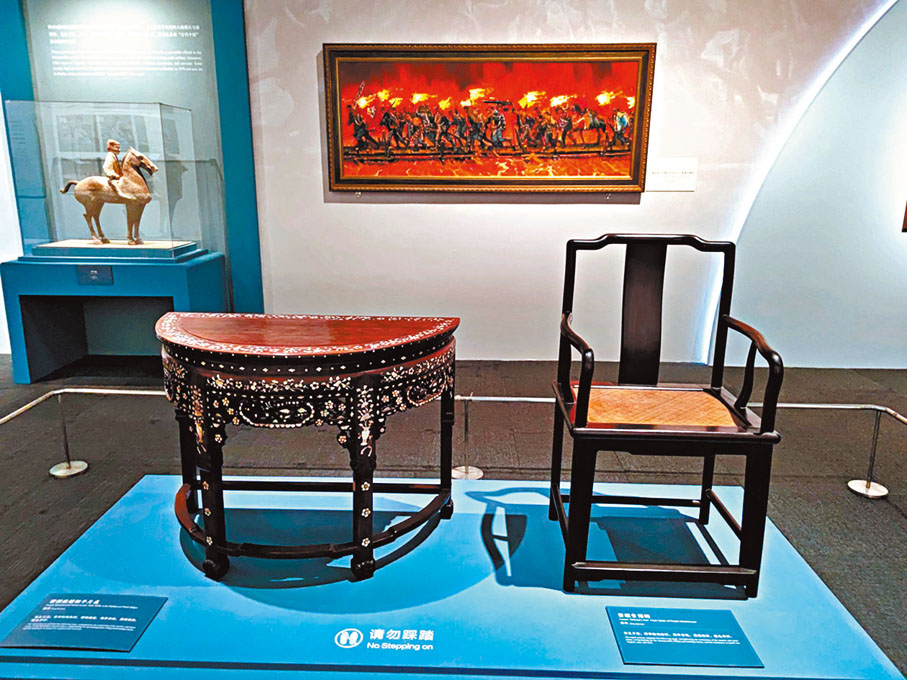 ◆修復後的清代紫檀嵌螺鈿半月桌（左）和紫檀官帽椅。