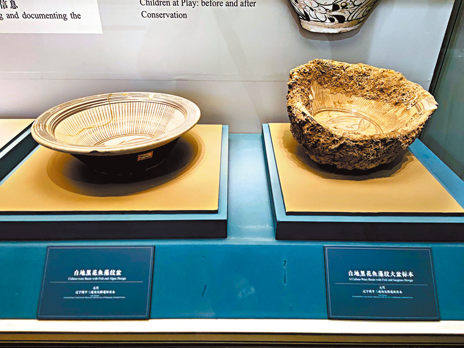 ◆元代 白地黑花魚藻紋盆（左）和白地黑花魚藻紋大盆標本。