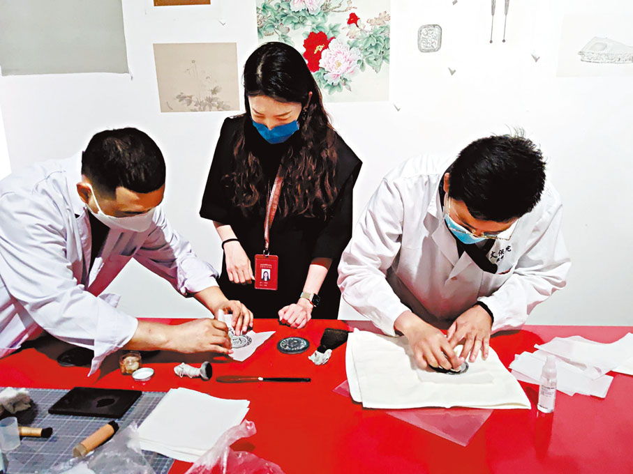 ◆在書畫修復工作台，工作人員展示國博的金石傳拓技藝。