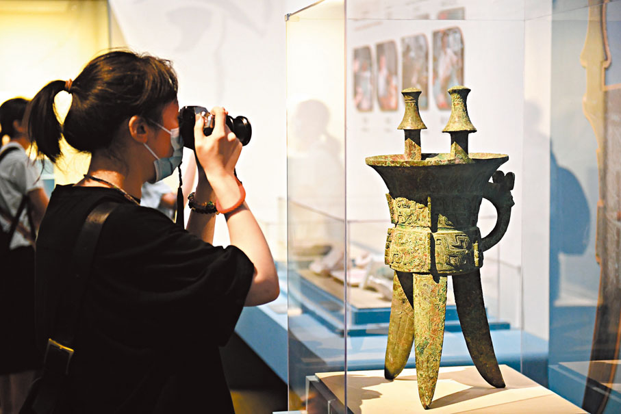 ◆觀眾在中國國家博物館拍攝展出的司丂母斝。中新社