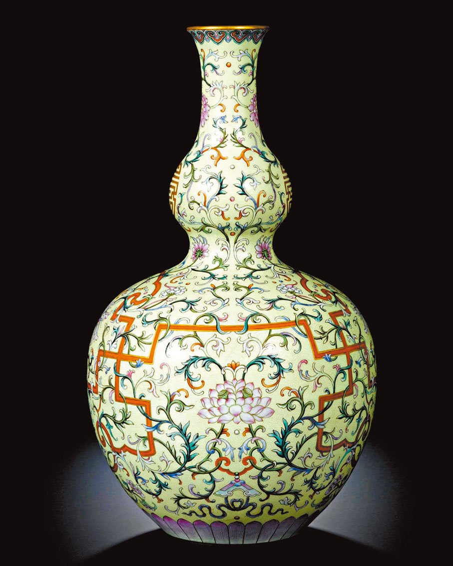 ◆清乾隆淺黃地洋彩錦上添花「萬壽連延」長頸葫蘆瓶