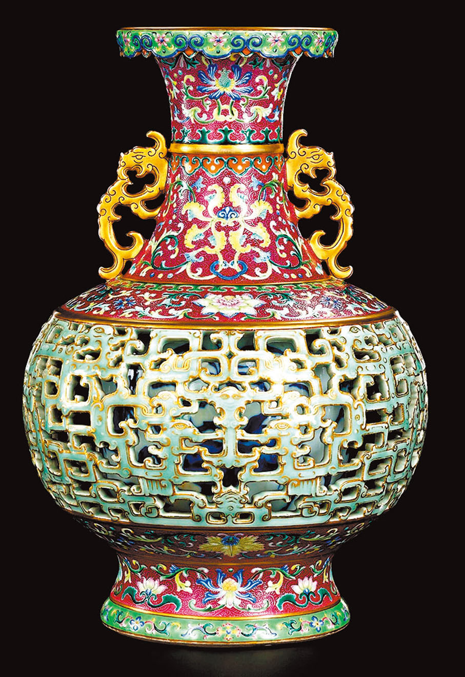 ◆清乾隆洋彩紅地錦上添花冬青玲瓏夾層瓶