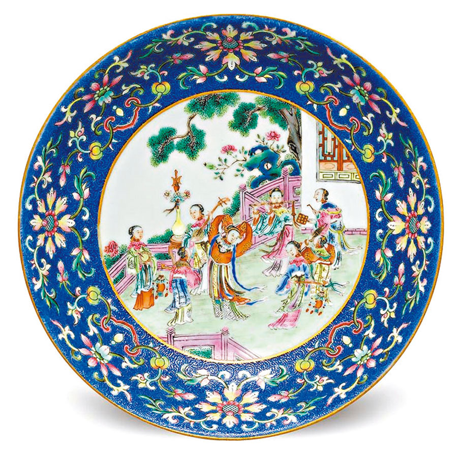 ◆清嘉慶藍地軋道粉彩開光仕女樂舞圖盤
