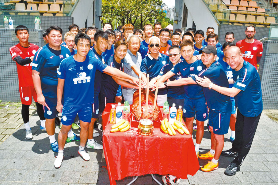 ◆ 標準流浪拜神祈求新季事事順利。標流流浪圖片