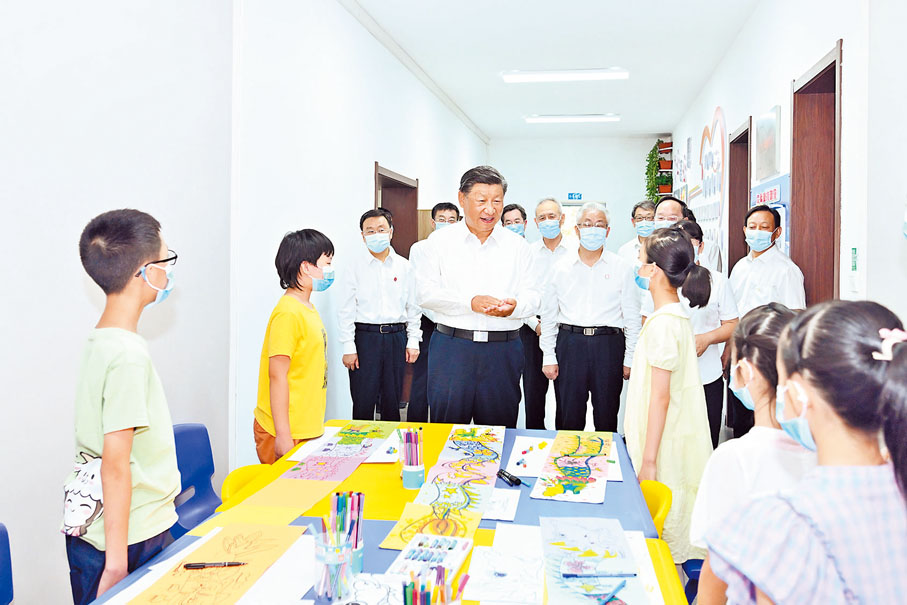 ◆8月16日至17日，中共中央總書記、國家主席、中央軍委主席習近平在遼寧考察。這是17日下午，習近平在瀋陽市皇姑區三台子街道牡丹社區群眾活動中心，同幸福教育課堂的孩子們親切交流。  新華社