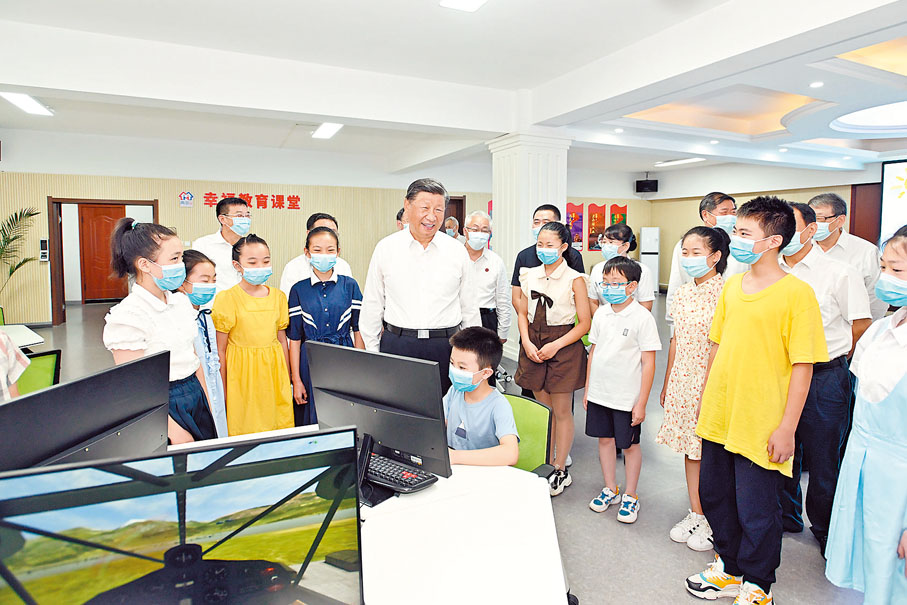 ◆習近平在瀋陽市皇姑區三台子街道牡丹社區群眾活動中心，同幸福教育課堂的孩子們親切交流。  新華社