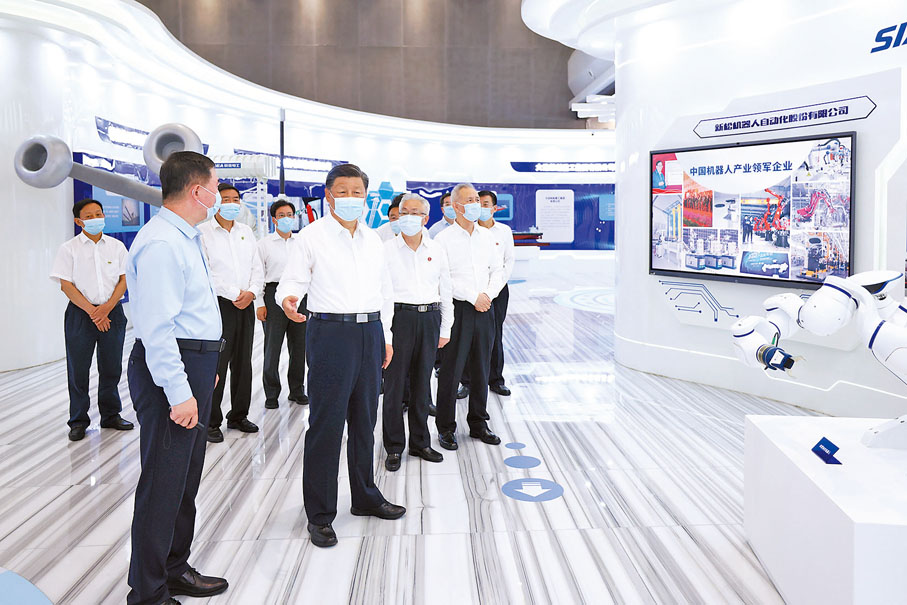 ◆習近平在瀋陽新松機器人自動化股份有限公司展廳，了解公司生產經營、自主創新情況。 新華社