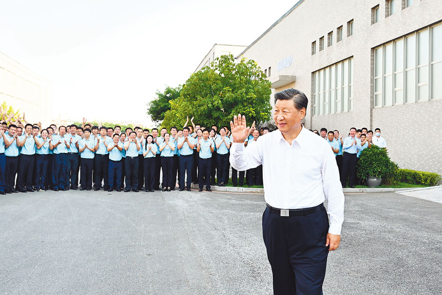 ◆習近平在瀋陽新松機器人自動化股份有限公司考察時，向企業員工代表揮手致意。 新華社