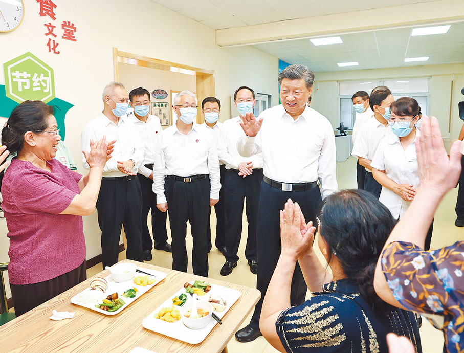◆習近平在瀋陽市皇姑區三台子街道牡丹社區老年餐廳，同正在用餐的老人們親切交流。 新華社