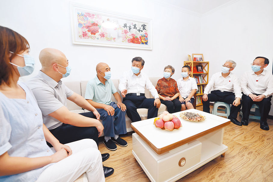 ◆習近平在瀋陽市皇姑區三台子街道牡丹社區，同居民李水一家拉家常。 新華社