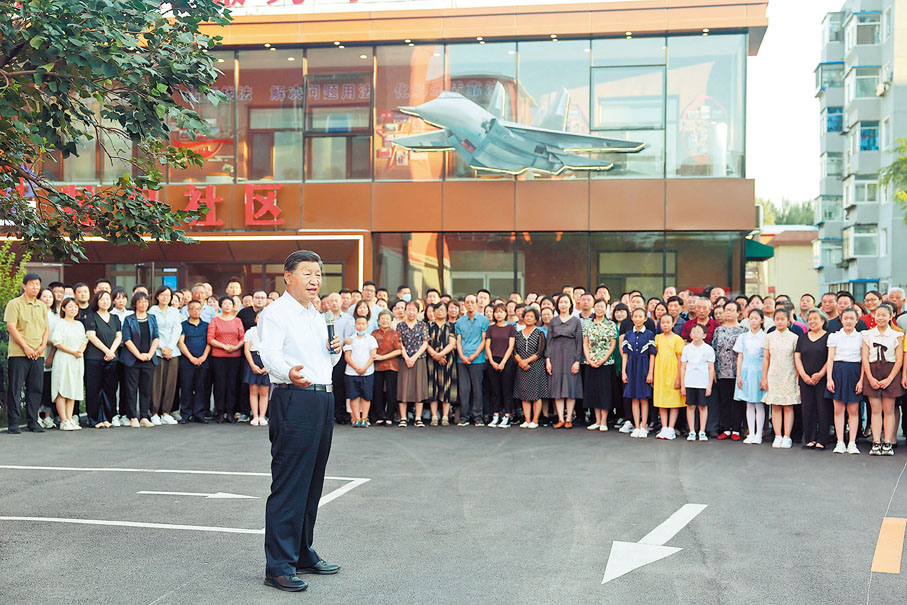 ◆習近平在瀋陽市皇姑區三台子街道牡丹社區考察時，同社區居民群眾親切交流。 新華社