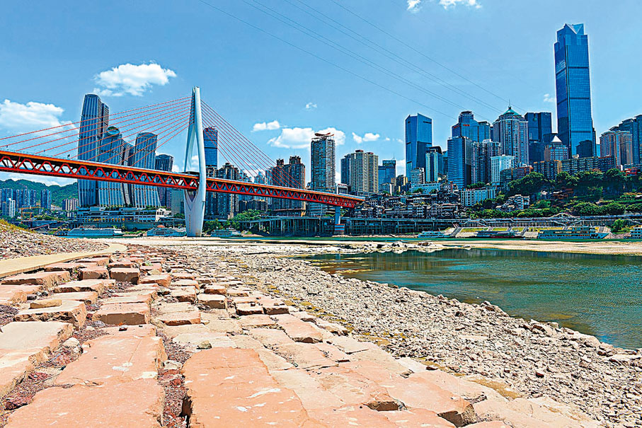 ◆受持續高溫、降雨偏少影響，長江沿線尤其是中上游出現罕見旱情。圖為8月17日重慶江北嘴江灘公園，嘉陵江水位下降，部分江灘裸露在外。 中新社