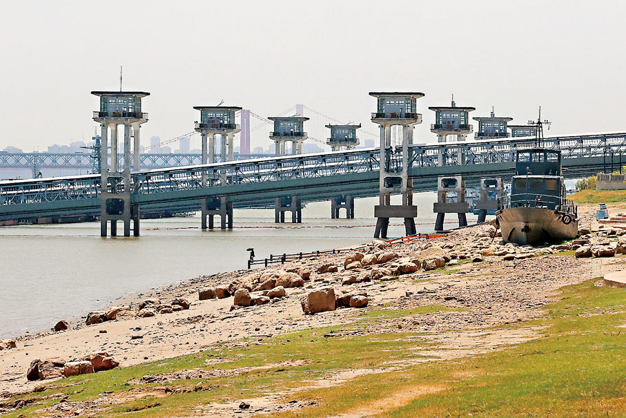 ◆8月15日，湖北武漢，漢口江灘大面積灘塗露出水面，出現「汛期反枯」的現象。 中新社