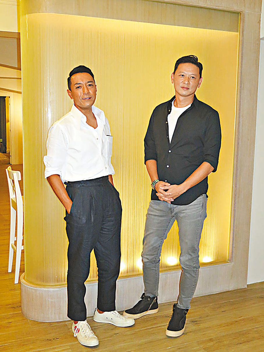 ◆《明日戰記》導演吳炫輝(右)與姜皓文接受香港傳媒訪問。