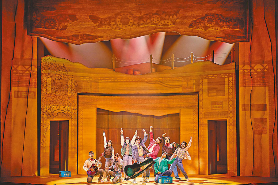 ◆《Bungee Jumping of Their Own》舞台布置十分講究。