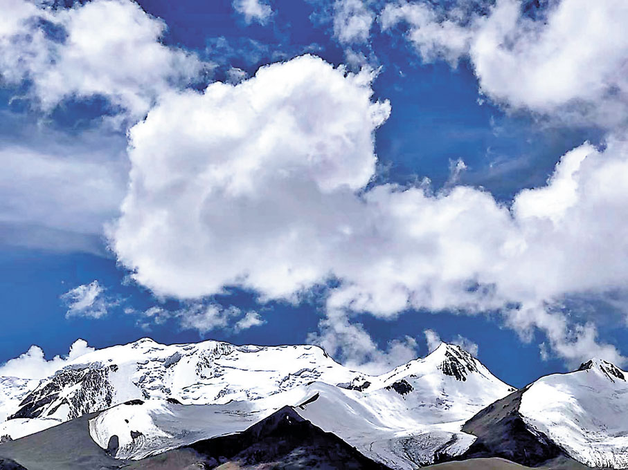 ◆在西藏阿里地區，隨處可見近在咫尺的雪山。