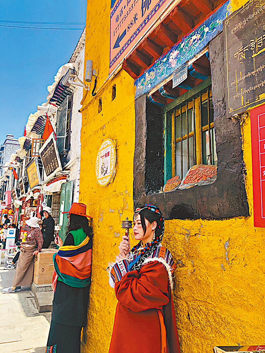 ◆拉薩八廓街上穿藏服的遊客