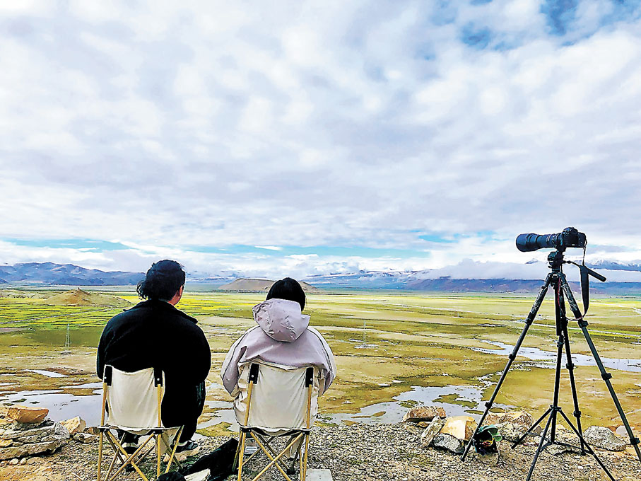 ◆遊客在西藏定日縣崗嘎鎮等待看珠峰露出真容。