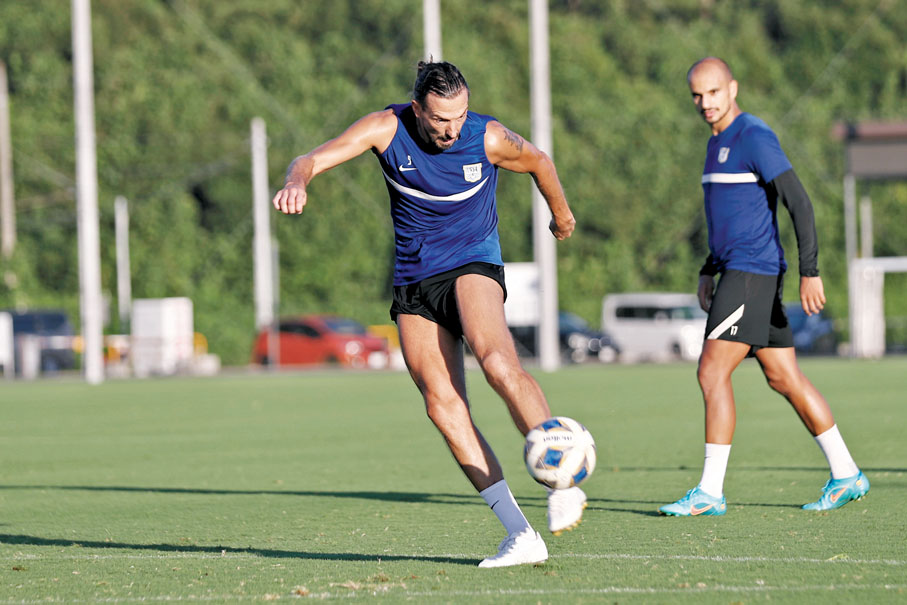 ◆41歲的丹恩奴域（左）仍是傑志陣中得分之匙。 球會圖片