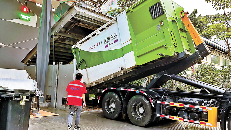◆ 華僑城垃圾轉運站工作人員正在傾倒垃圾。香港文匯報深圳傳真
