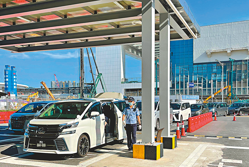 ◆8月22日起，全面放開澳門非營運小客車（9座及9座以下）入出橫琴配額，取消當前1萬個配額總量限制。圖為澳門車輛過關。 受訪者供圖