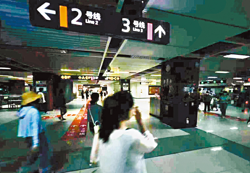 ◆由於持續高溫天氣，加之降水減少、電荷過重，導致電力供需極度緊張，水電大省鬧起了電荒。圖為成都地鐵站開啟省電模式。 受訪者供圖