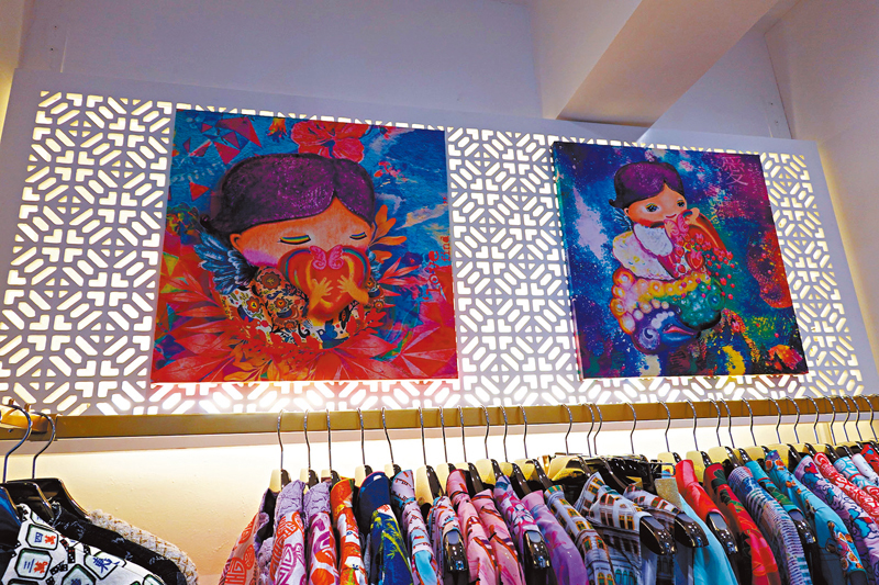 ◆位於Yi-Ming旗袍店的插畫藝術家白貴強的作品。