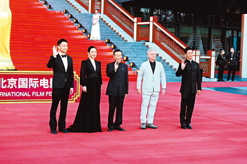 ◆「天壇獎」國際評獎委員會主席李雪健(中)，評委會評委郭帆(左一)、柯文思(右二) 、秦海璐(左二) 和吳京(右一)亮相。